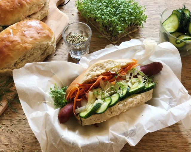Vegane Hotdogs mit Fenchelbuns und gepickelten Salatgurken