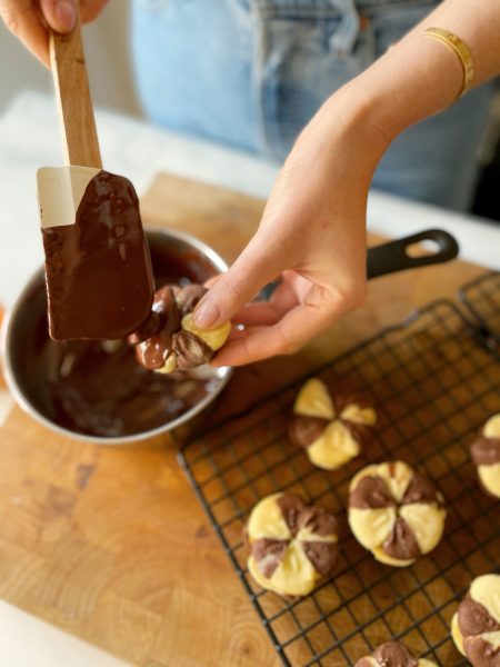 Zweifarbige Marmelade Kekse mit Schokolade Tunke