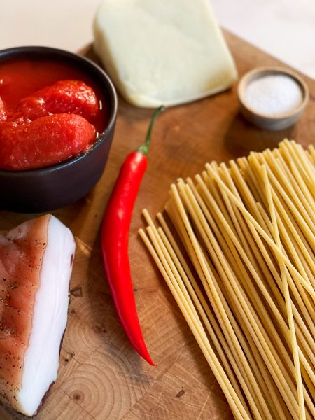 Chillischote, Spaghetti, Bucatini Nudeln, Guanciale Speck, Tomaten, Käse