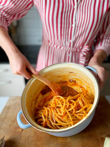 Bucatini all’Amatriciana Pasta im Topf, Spaghetti, Holzlöffel