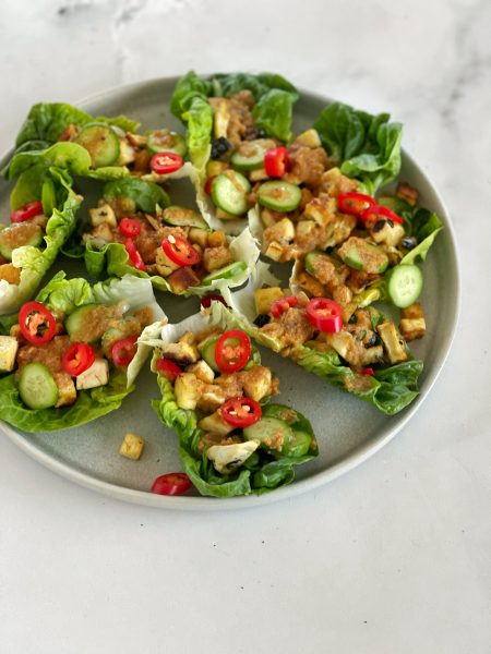 salat wraps mit tofu, chili, erdnussauce